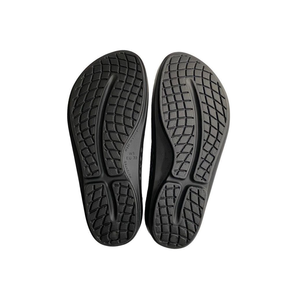 Oofos OOlala Thong Sandal, Black - Picture 5 of 6